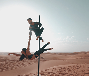 Barra Lupit pole con podio, negro, patas cortas de 45 mm, montura de seda integrada