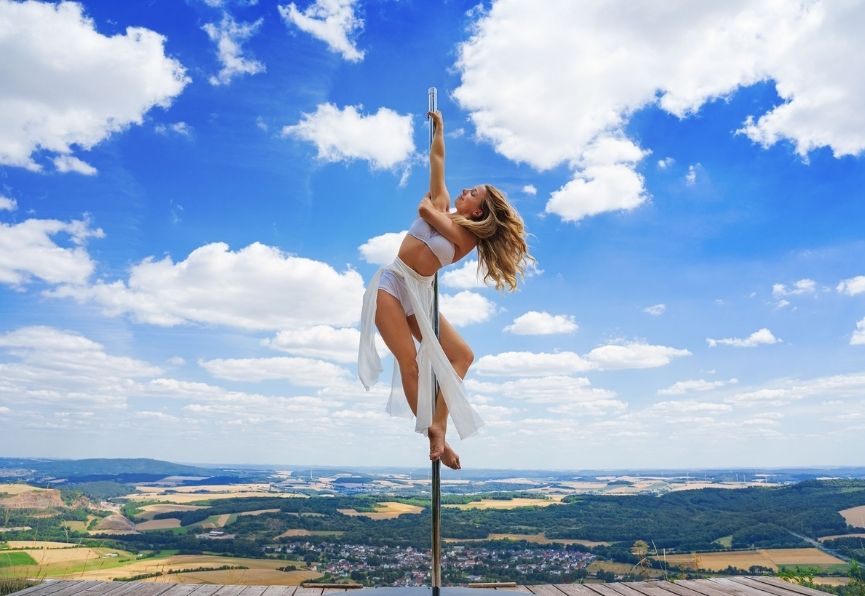 amalia Mia dancing on the lupit pole stage amonghst the clouds